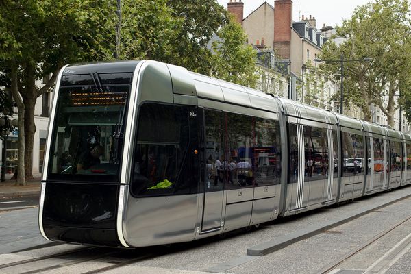 Le tram de Tours quelques jours avant l’inauguration de la première ligne en 2013.