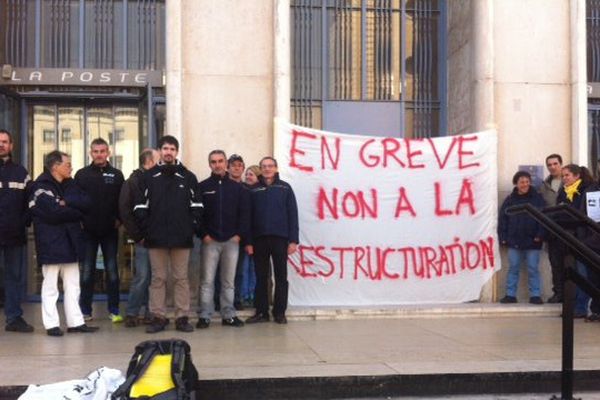 Les postiers lyonnais en grève - Rassemblement devant la poste centrale, place Poncet (Lyon 2e) - 26/10/15