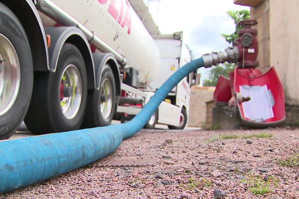 Un transporteur convoie de l'eau entre Tancon (Saône-et-Loire) et Belmont-de-la-Loire (Loire) six jours sur sept.