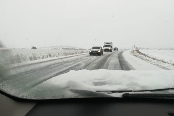 En Haute-Loire, sur les routes, les conditions de circulation sont rendues difficiles par les chutes de neige.