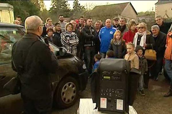 De nombreux habitants de Jardres sont venus apporter leur soutien à une famille de la commune, victime d'une arnaque.