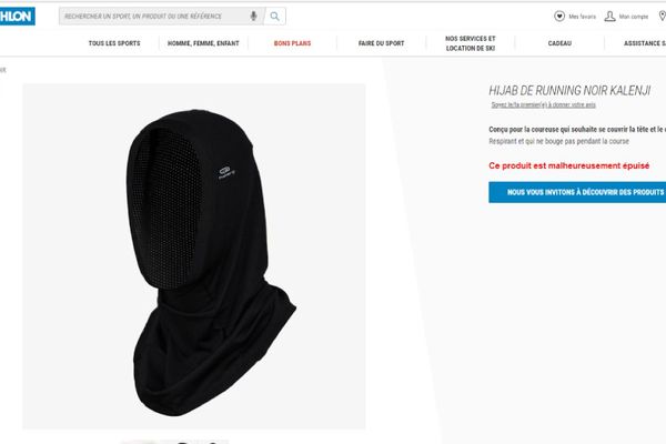 Le hijab de running est référencé sur le site marchand français de Décathlon mais pas encore proposé à la vente.