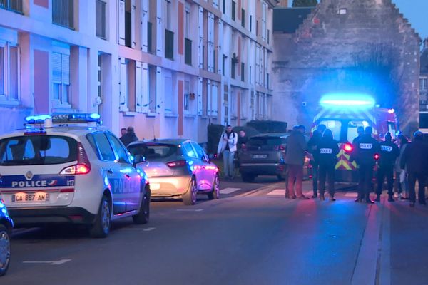 Un jeune poignardé à Soissons, la police et les secours sont sur place. 