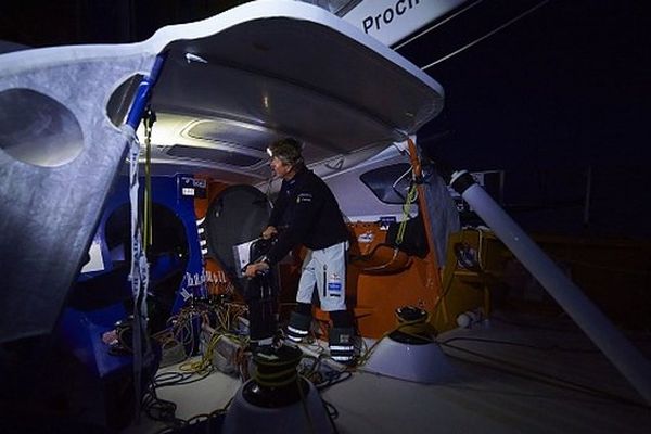 La nuit a été intense pour Jean-Pierre qui n’a cessé de manœuvrer sur le pont pour négocier les différents passages de grains. 