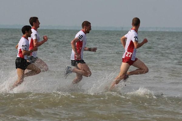 Ils sont trente athlètes nationaux et internationaux, Ils ont en commun d’avoir osé les Foulées du Gois, l’une des courses les plus difficiles qui soit, surnommée "Le Paris-Roubaix aquatique" ou "L’enfer vendéen"
