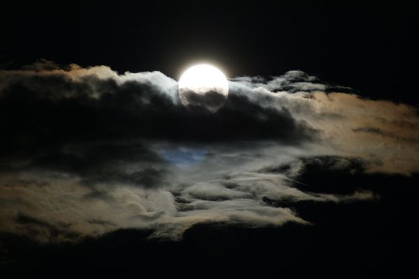La lune dans les nuages