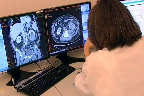 L'association FETE (Femmes Égalité Emploi) présente à des collégiennes des métiers scientifiques et techniques auxquels elles ne pensent pas spontanément.