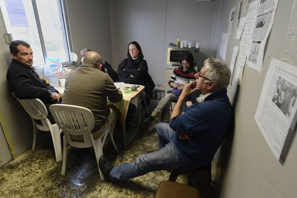 L'attente est longue pour les employés du fabricant d'électroménager FagorBrandt à La Roche sur Yon, une demande de report de la décision du tribunal de commerce de Nanterre, qui doit statuer sur un éventuel rachat de leur entreprise, repousserait l'échéance au 10 avril