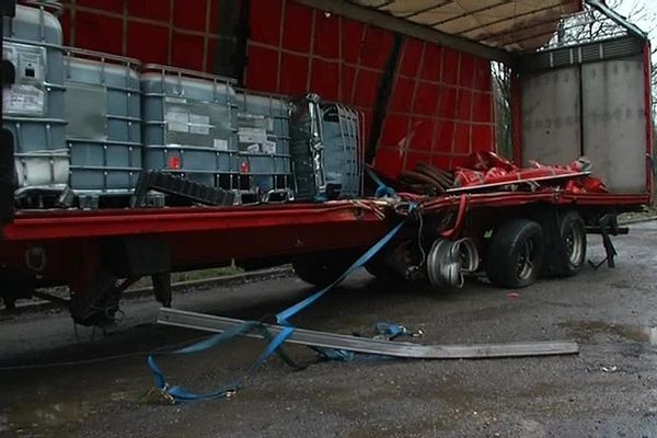 Poids lourd accidenté à Tremblois-lès-Rocroi (08).