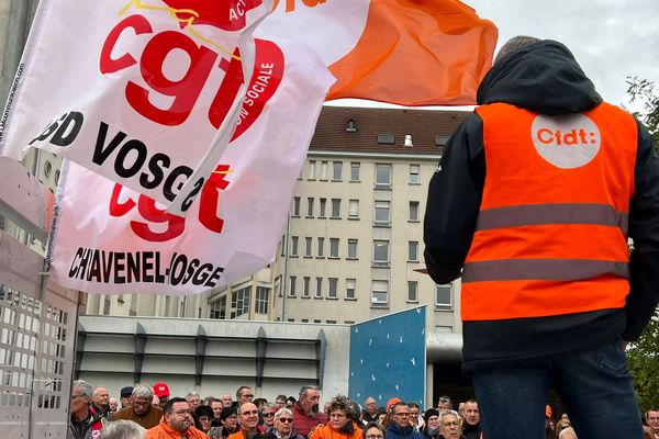 Près de 400 personnes se sont réunies pour demander la réouverture totale des urgences de l''hôpital de Vittel lors d'une manifestation organisée la CGT et la CFDT le samedi 28 octobre 2023