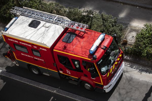 Une trentaine de pompiers étaient sur place pour éteindre les flammes (illustration).