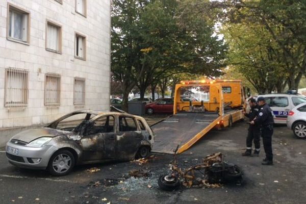 Les véhicules, incendiées au début du mois, ont finalement été enlevés ce 14 octobre. 