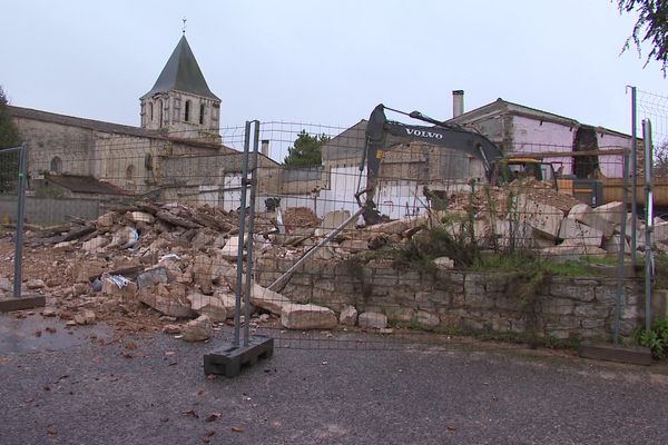 De nombreuses maisons sont détruites à La Laigne, faute de pouvoir être reconstruites.