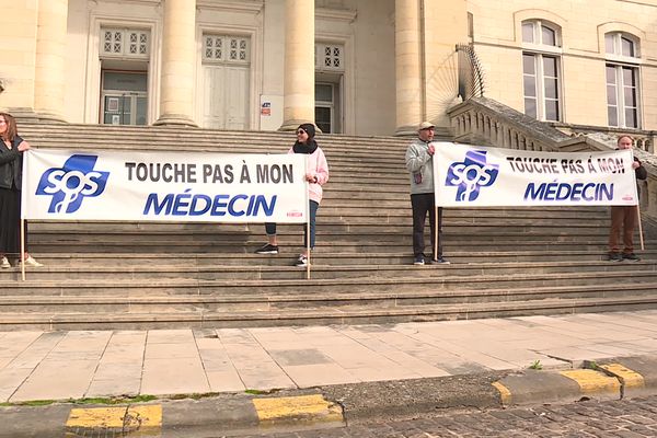 Des personnes devant le tribunal d'Auxerre (Yonne) pour témoigner leur soutien à un médecin agressé, 29 avril 2024.