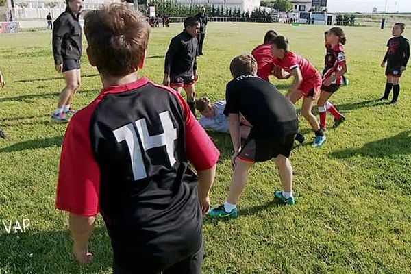 Les enfants de l'école de rugby du quartier du Haut Vernet au nord de Perpignan en plein entrainement.