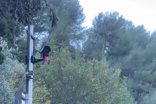 Situé au nord de Vintimille, ce radar a énormément flashé depuis sa mise en service en 2023. Le juge de paix de Sanremo, saisi par des automobilistes français, vient d'annuler plusieurs contraventions.