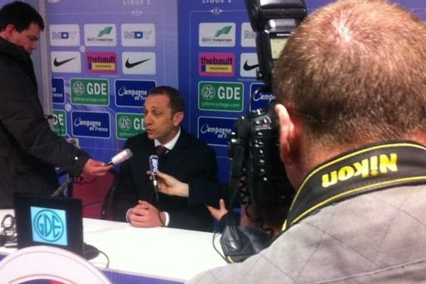 Xavier Gravelaine en conférence de presse au stade d'Ornano à Caen le vendredi 9 mai 2014