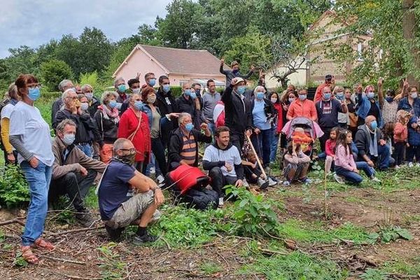 Les riverains et associations ont planté des arbres et dénoncé le projet de lotissement