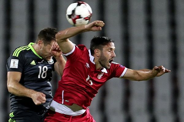 Le Serbe Stefan Mitrovic (en rouge) à la lutte avec le Gallois Sam Vokes pendant les qualifications pour la Coupe du monde 2018, à Belgrade (Serbie) le 11 juin 2017.