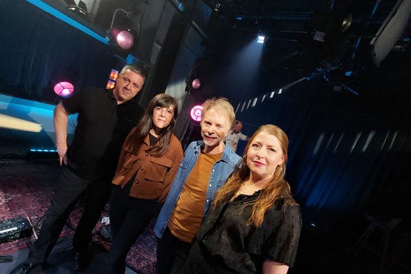 De gauche à droite : Richard Arroum (batterie), Marine Courtin (basse), Romain Watson (guitare, chant), Mélanie Fontaine (percussions et choeurs).