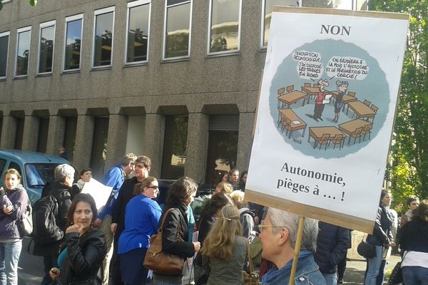 A Reims, les enseignants étaient une centaine devant la maison des syndicats. 