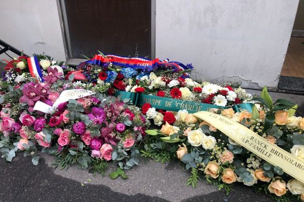 Dépôt de gerbes au 10, rue Nicolas Appert, dans le XIe, ce jeudi matin.