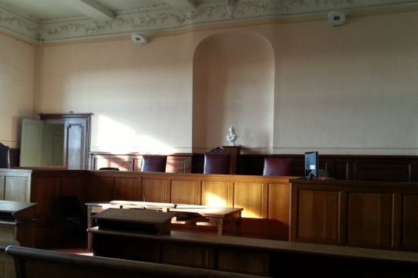 Salle d'audience désertée au palais de justice de Béziers