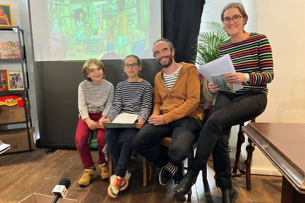 Mathias, Victor, Mickaël et Anne : la petite famille au complet pour une séance de lecture du Kigrandik au P'tit Rex Café, à Tours.