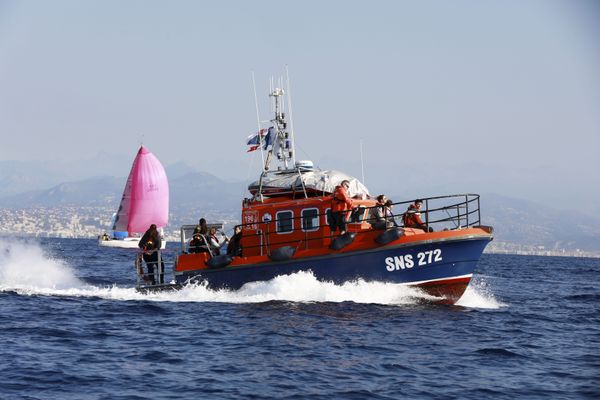 Un navire en difficulté remorqué jusqu'au port de Saint-Vaast-la-Hougue (Manche).