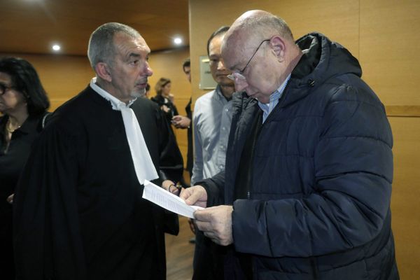 TGI de Lyon le 09/11/2017.  Yorgos Loukos (droite), directeur du ballet de l'opéra de Lyon comparaît en correctionnelle (1ere instance) pour discrimination après le non-renouvellement du contrat d'une danseuse qui rentrait de congé maternité. Maître Frédéric Doyer (gauche, son avocat)