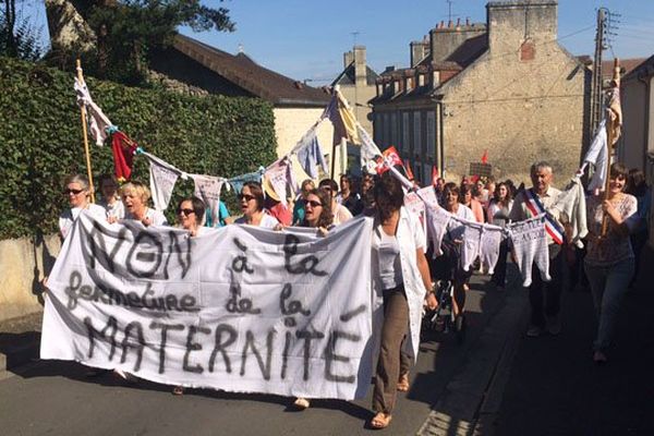 Environs 300 personnes ont manifesté ce samedi matin pour protester contre le transfert de la maternité de Falaise à Argentan