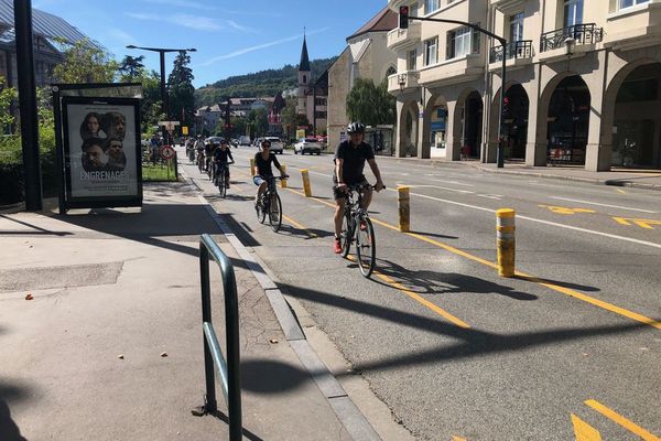 Une piste cyclable post-confinement mise en place à l'été 2020 à Annecy était déjà vivement critiquée par les commerçants.