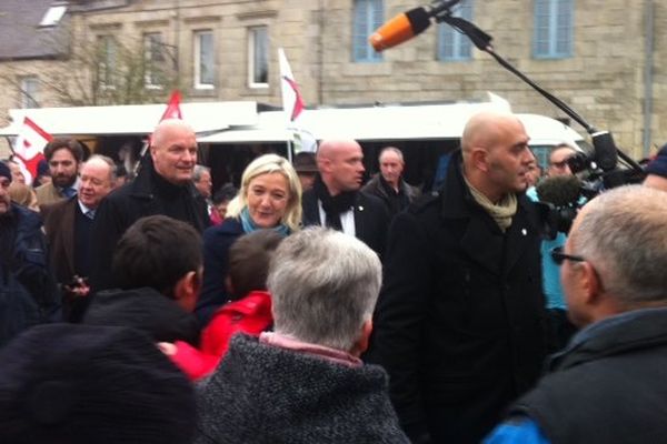 Marine Le Pen en campagne à Guerlesquin (29)