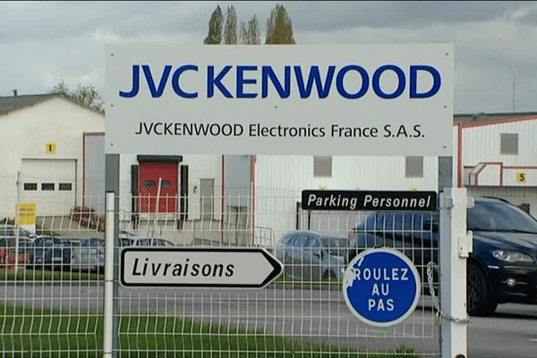 L'entrée de l'usine JVC Kenwood à Janzé