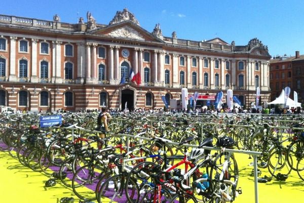 La place du capitole envahit par les vélos des triathlètes... une première !