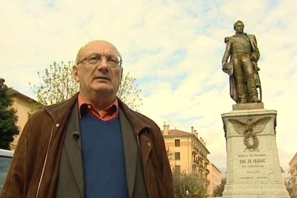 Antoine Feracci, président de l'association A Rinascita, sous la statue de Joseph Bonaparte signée Bartoldi à Corte