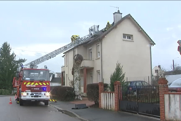 Les pompiers sont intervenus toute la matinée pour des dégâts sur les routes, les installations électriques ou les toitures. Ici, en Côte-d'Or.