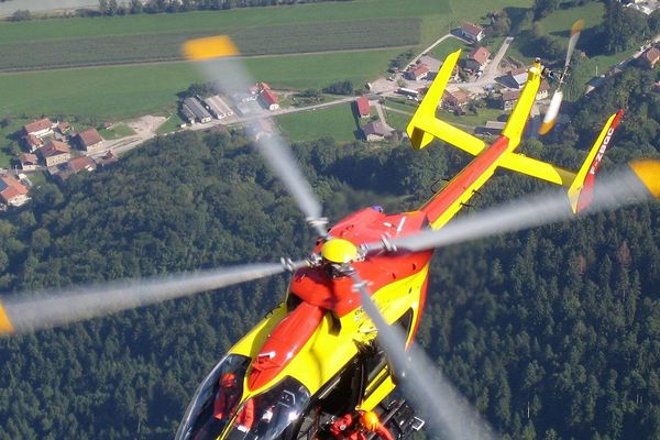 Un hélicoptère de la sécurité civile en plein survol.