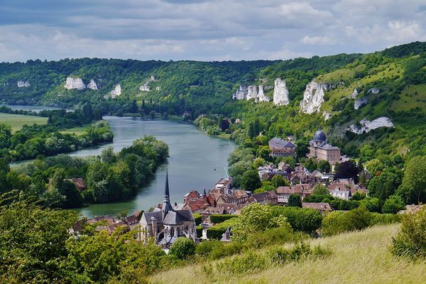 Dans l'Eure, un plafond bas peu éclairci sur la Seine et les Andelys, ce LUNDI.