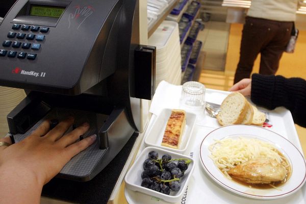 Photo d'illustration dans une cantine équipée de lecteur biométrique