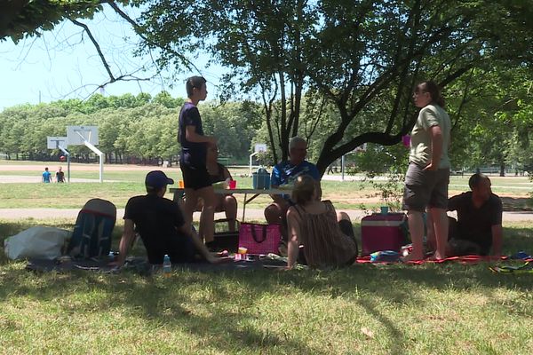 Ambiance glacières et chaises pliantes au parc de Parilly de Bron, près de Lyon,ce dimanche 12 juin 2022. Certains en oublieraient même d’aller voter …