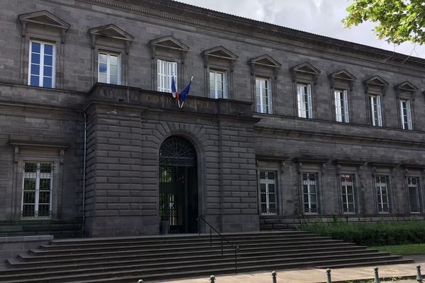 Les principaux agresseurs dans le guet-apens à Saint-Dier-d'Auvergne ont été condamnés à 18 et 12 ans de réclusion criminelle vendredi 1er juin. Les faits s'étaient déroulés en 2016. 