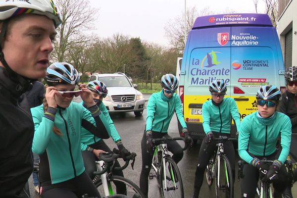 Les cyclistes de la  Charente-Maritime Women Cycling et leur directeur sportif à l'entraînement sur les routes de l'île de Ré.