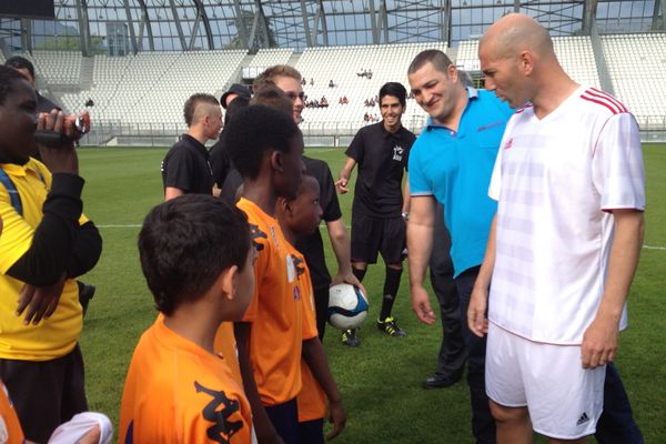 Zinédine Zidane à la rencontre de jeunes footballeurs grneoblois, avant le match caritatif de mercredi 5 juin au Stade des Alpes.