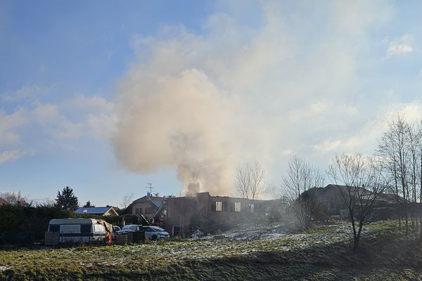 Une maison a été entièrement détruite par un incendie, survenu sur la commune de Nangy (Haute-Savoie), ce mercredi 25 décembre.