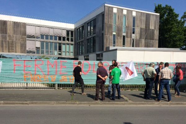 La Direction Départementale des Territoires de La Rochelle bloquée par les manifestants de la FNSEA.