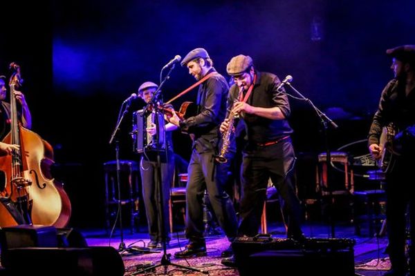 Les membres du groupe la Gâpette, sur scène