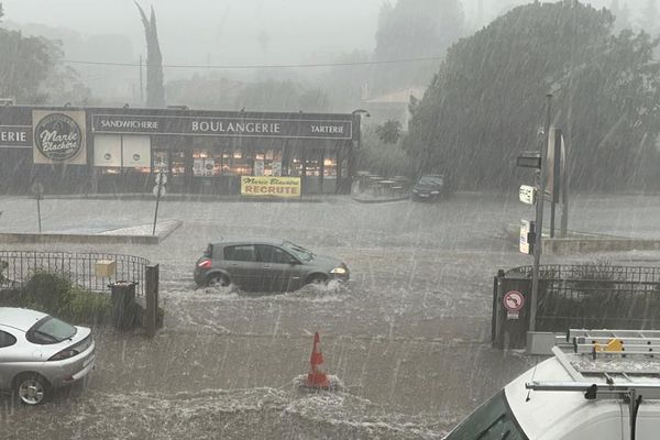 D'importantes chutes de pluie et de grêle, Route de Cannes à Grasse, le 15 juin 2023