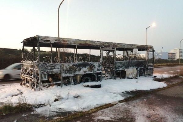 Au lever du jour, il ne reste que la carcasse métallique du bus scolaire qui s'est embrasé devant le lycée Pierre de Coubertin, à Calais.