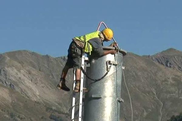 Des ouvriers hyperspécialisés travaillent sur la construction du télésiège d'Allos et ils n'ont pas le vertige. 